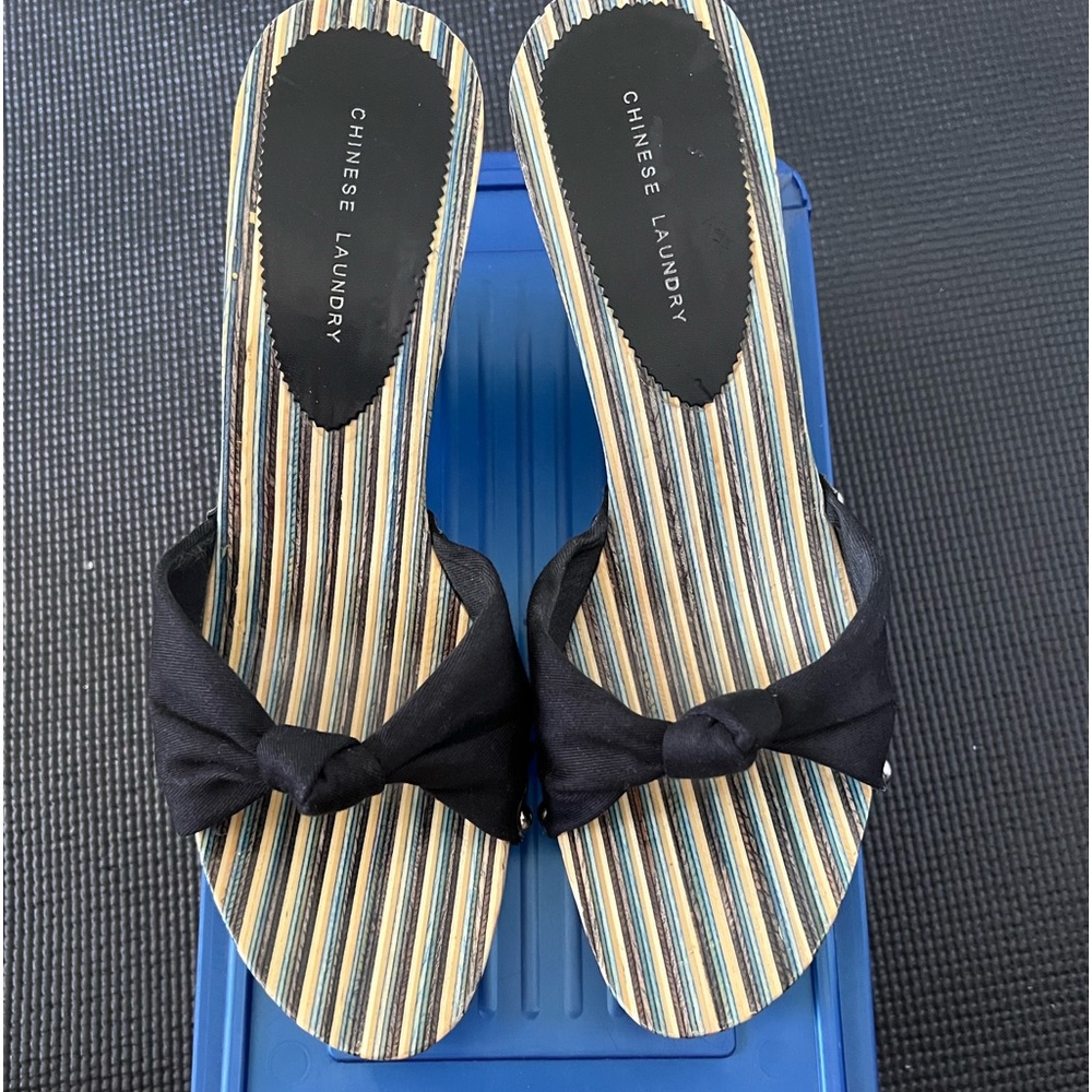 Chinese Laundry Original women’s size 10 unique style sandal.